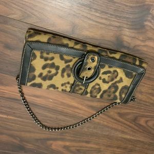 Leopard clutch